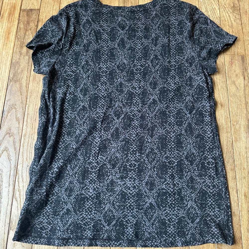 Athleta Snake‎ Print Short Sleeve T Shirt Top Women's Medium Gray Black - Picture 7 of 7